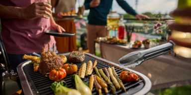 Moodbild Grillen auf dem Balkon