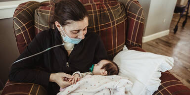 Wegen Corona im Koma: Mutter durfte nach 3 Monaten endlich ihr Baby halten