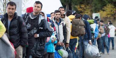 2.500 Flüchtlinge warten auf Einreise nach Bayern