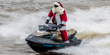 Weihnachtsmann auf Jetski rettet Badegäste in Not