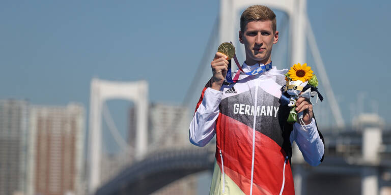 Deutscher Schwimmer Florian Wellbrock mit seiner Gold-Medaille der Olympischen Sommerspiele 2020