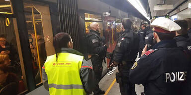 Bewaffneter in McDonald´s legt Westbahnhof lahm