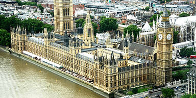 Brutal: Schlägerei im Briten-Parlament