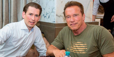 Kurz und Arnie Schwarzenegger