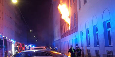 Spektakulärer Zimmerbrand in Wien: Drei Verletzte