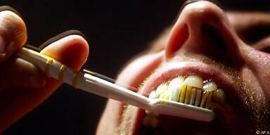 Zähneputzen entfernt Bakterien in der Mundhöhle