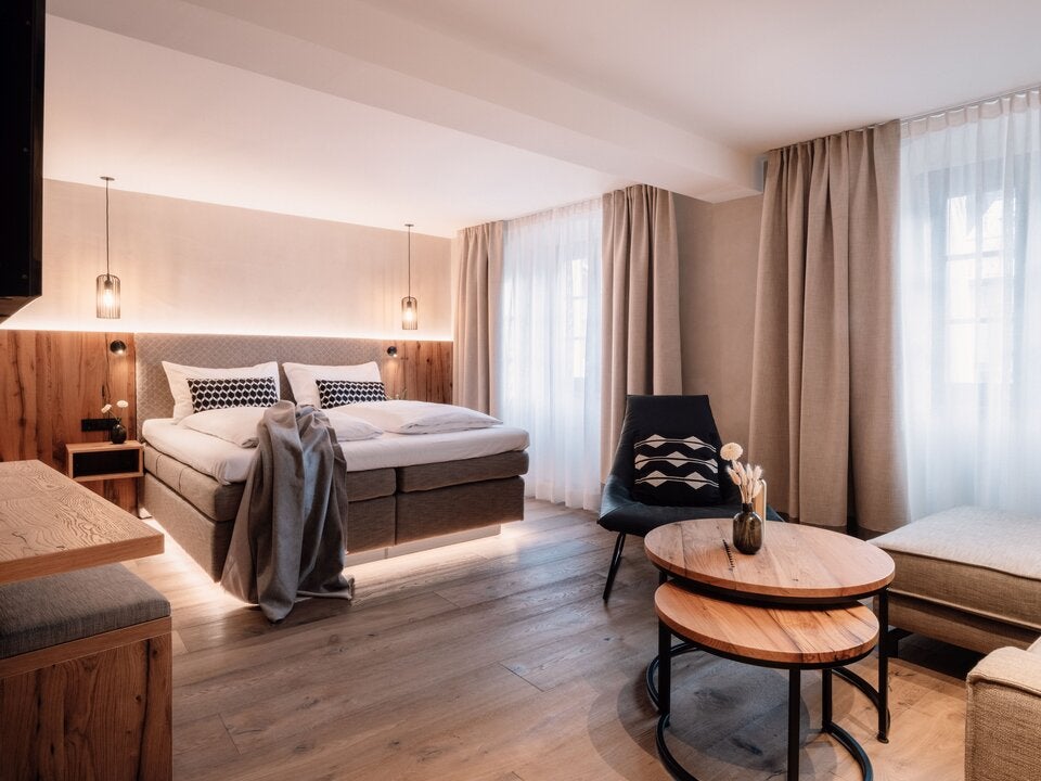 Eichenholz, Steingewölbe und erdige Töne machen das steirische Genusshotel zu einem außergewöhnlichen Wohlfühlort mit Blick auf den Dachstein. johann-schladming.at