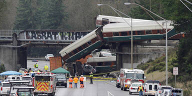 Zug stürzt von Brücke: Drei Tote