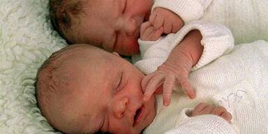 Zwillingsschwestern: Babys am selben Tag