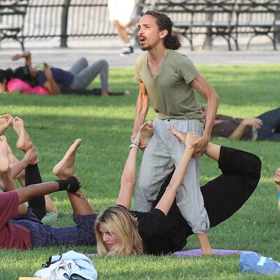 Heidi Klum macht Yoga im Park