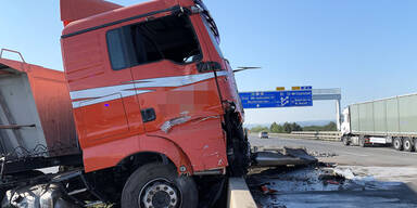 Lkw kracht auf A2 gegen Betonleitwand