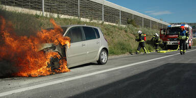 Südautobahn: Auto brennt aus 