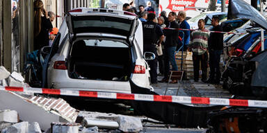 Auto in Fußgänger-Gruppe gefahren: Mehrere Verletzte