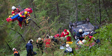 Vier Tiroler überlebten 50-Meter-Auto-Absturz