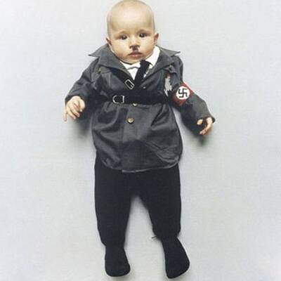 Künstlerin verkleidet ihr Baby als Hitler