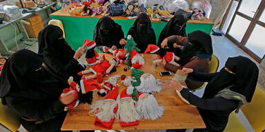 Verschleierte Frauen produzieren Weihnachtsdeko