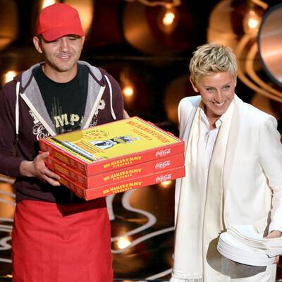Oscars 2014: Ellen DeGeneres bringt den Stars Pizza
