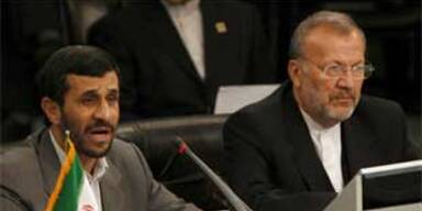 Ahmadinejad (links) und Mottaki (rechts)