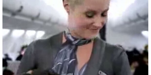 Nackte Stewardessen in Werbespot