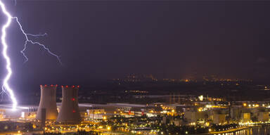 Blitz schlägt neben Atomkraftwerk ein