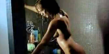 Video: Sexy Jessica nackig in der Dusche