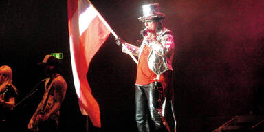 Alice Cooper zum finale mit Österreich-Fahne.