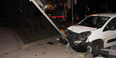 Führerscheinloser baut betrunken Crash