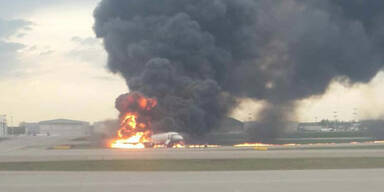 Video: Brennendes Flugzeug landet in Moskau!