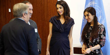 George Clooneys Frau zeigt ihre Baby-Kugel