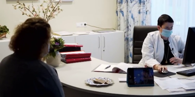 Ärztin spricht mit Frau im Büro