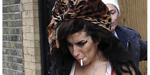 Amy Winehouse macht in Mode und Kosmetik