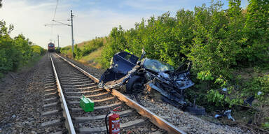 Pkw bei Crash mit Zug 20 Meter weit geschleudert