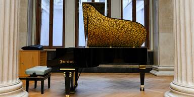 Vergoldetes Klavier im Parlament