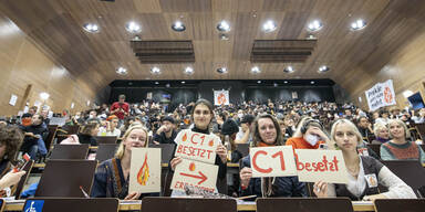 Klima-Aktivisten besetzen Hörsaal an Uni Wien