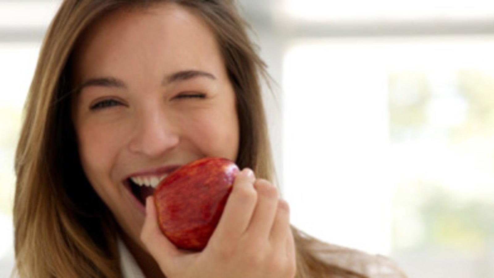 Eatting или eating. Woman eating an apple. Пара завтракает на кухне. Подросток ест яблоко. На аву девушки ест яблоко.