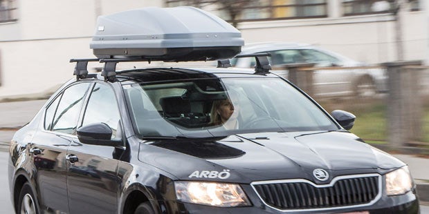 Richtiger Skitransport am Auto