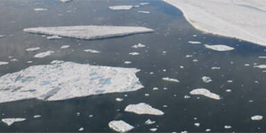 Riesige Eisbrocken lösen sich von Küste der Arktis