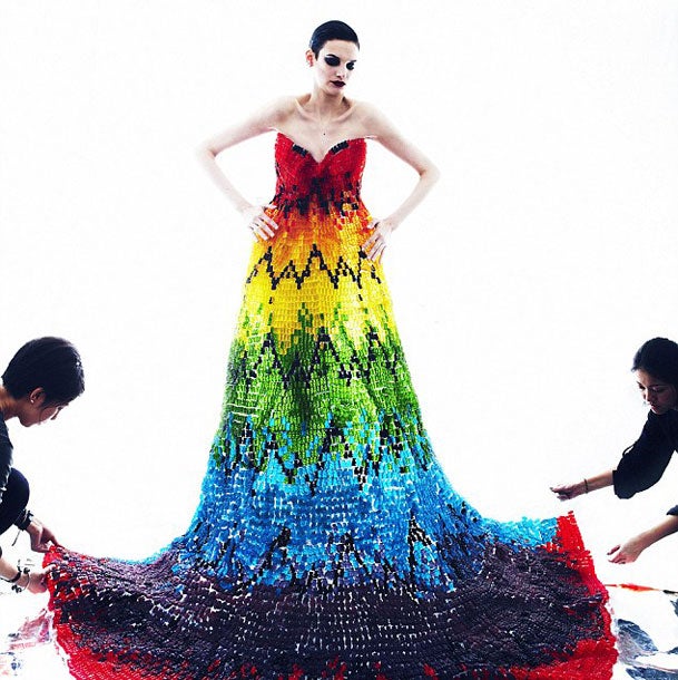 Alexander McQueen inspiriertes Gummibären-Kleid