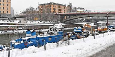 Arbeiter stürzt in Donaukanal