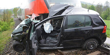 Autolenker (27) bei Crash mit Zug getötet