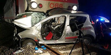 Autolenkerin stirbt bei Zug-Crash