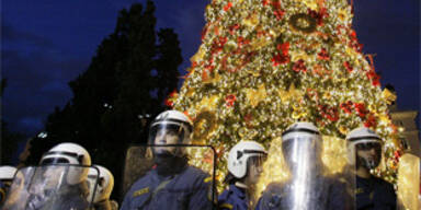 Weihnachtsbaum in Athen mit Müll beworfen