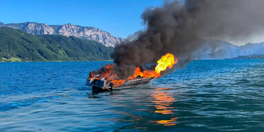 Flammen-Drama am Attersee: Motorboot in Brand