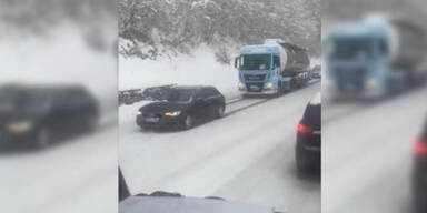 Audi-Fahrer schleppt Tanklaster verschneiten Berg hoch