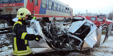 Auto von Zug zerfetzt - Lenker schwer verletzt