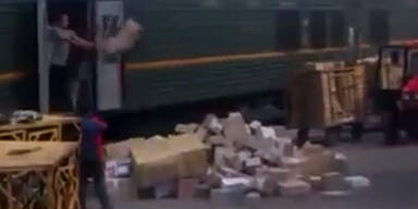 Dreist: Verlader wirft Pakete aus Zug