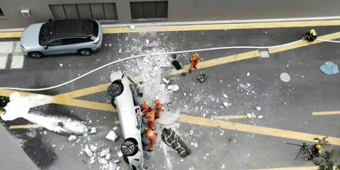Elektroauto fällt aus drittem Stock – zwei Tote
