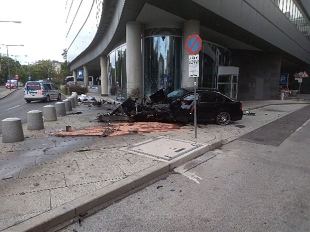 Alkolenker crasht BMW bei Luxushotel: 5 Schwerverletzte