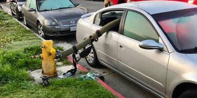 Falsch geparkt: Feuerwehr verlegt Schlauch durch Auto