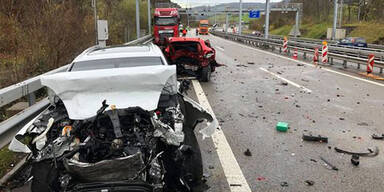 Porsche-Lenker schob Auto in Lkw: Drei Tote